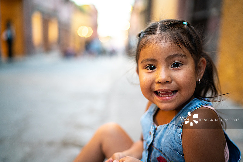 户外可爱女孩的肖像图片素材