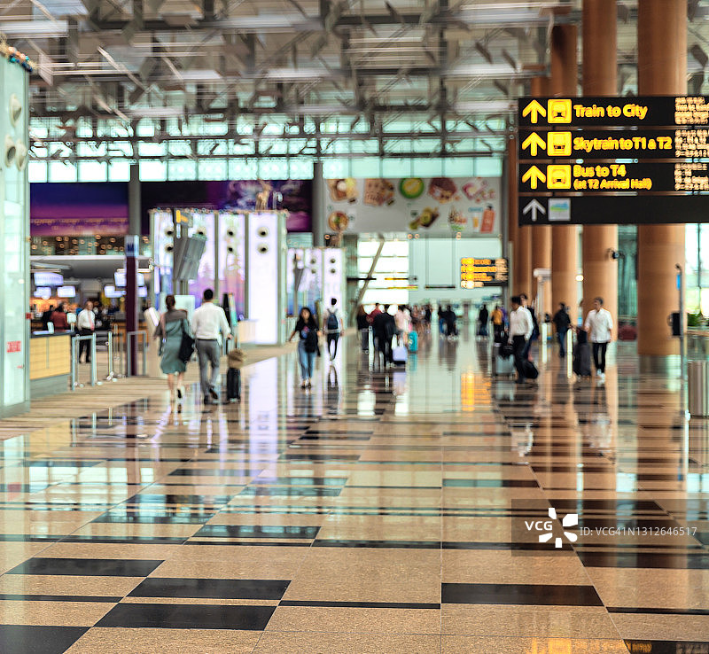 宽敞明亮的机场出发大厅图片素材