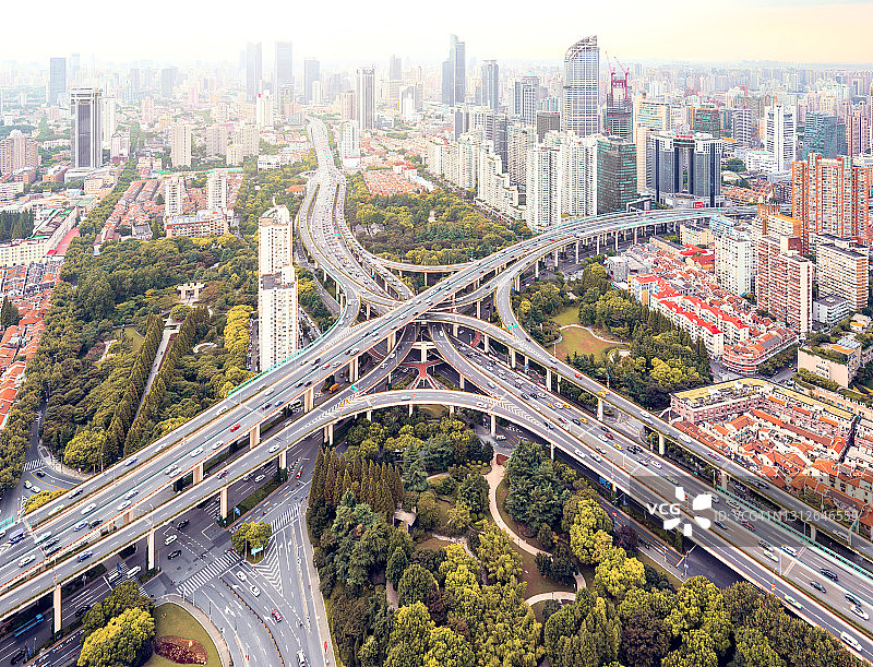现代城市高架公路和立交桥鸟瞰图图片素材