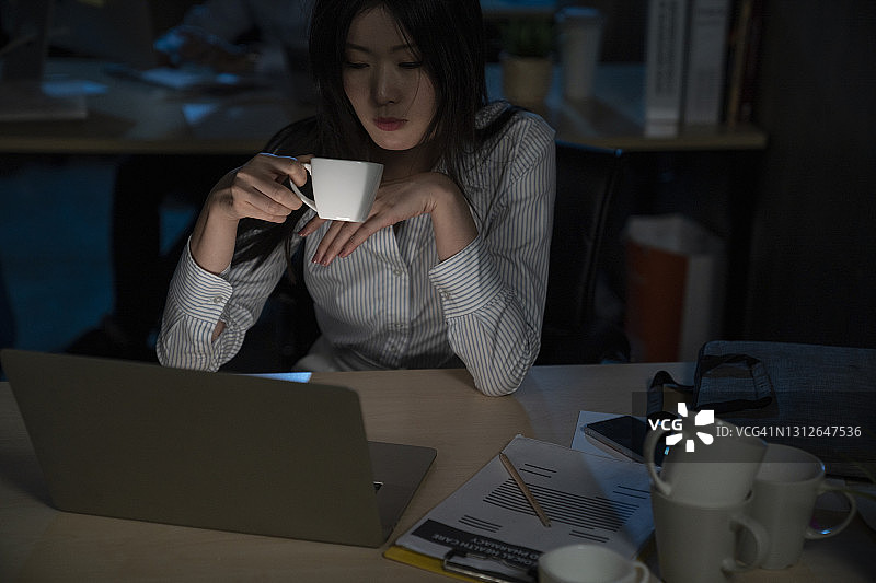 工作到很晚图片素材