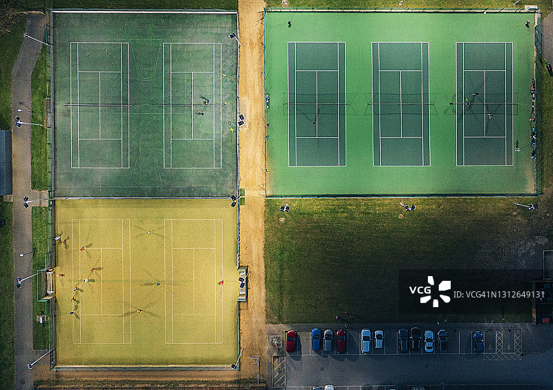 夜间照明的运动场地的无人机视角图片素材