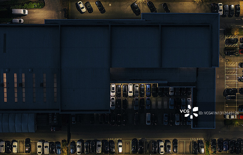 无人机航拍汽车展厅夜景图片素材