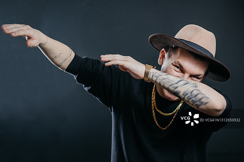 跳舞的男人肖像图片素材