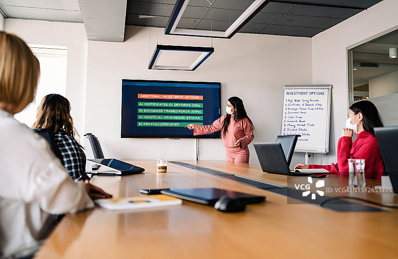 女企业家们开会讨论投资方案图片素材