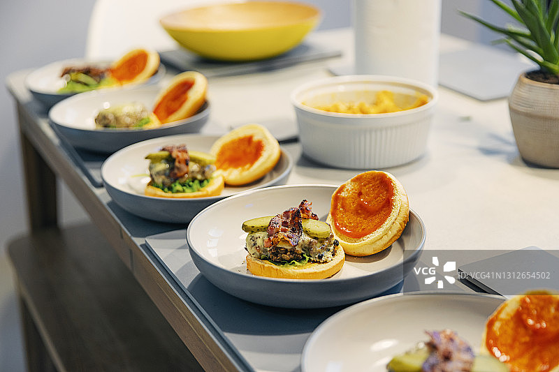 盘子上的一排自制汉堡图片素材