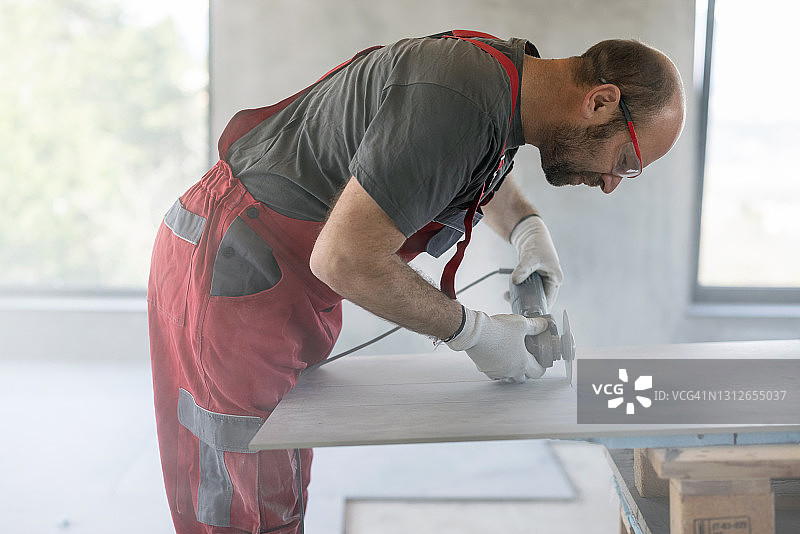 专业瓷砖工用角磨机切割瓷砖图片素材