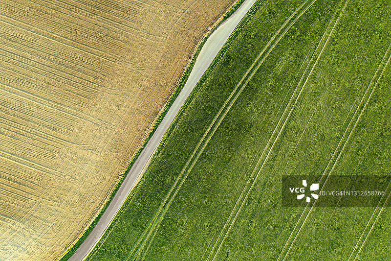 乡村公路旁的农田无人机航拍视角图片素材