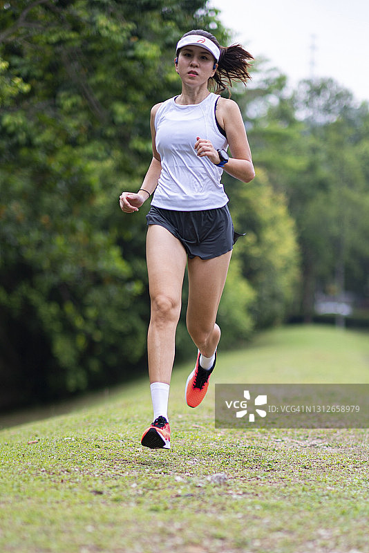 在公园做热身运动的中国籍亚洲女运动员图片素材