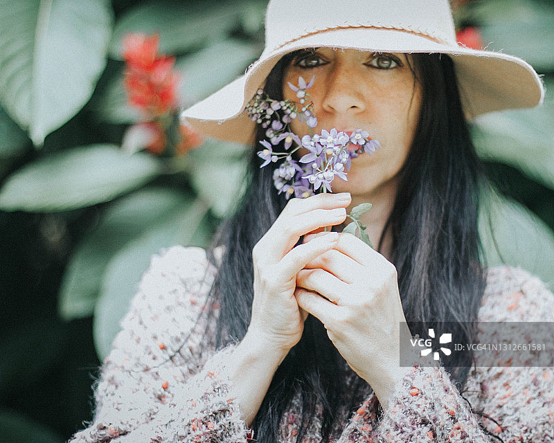 戴帽子的女人图片素材