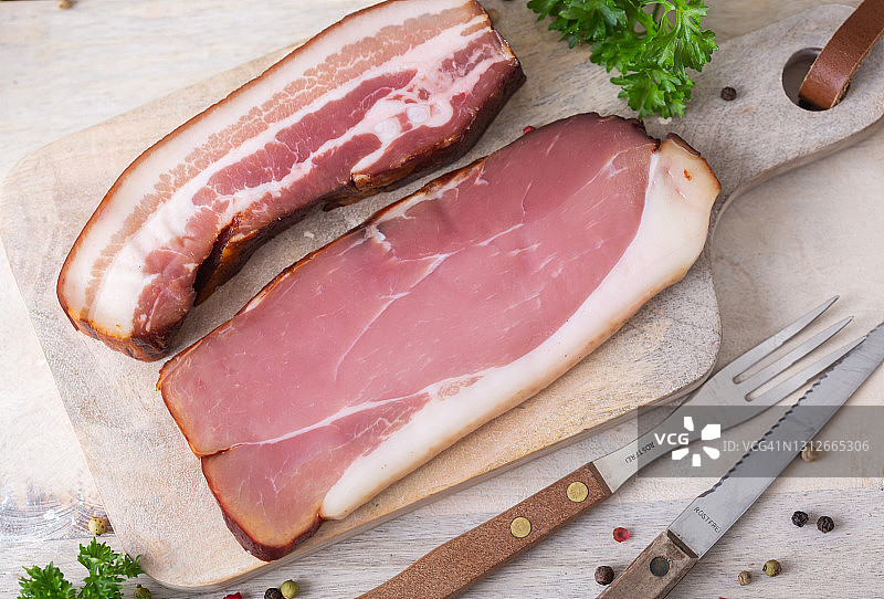 用欧芹腌制的黑森林火腿图片素材