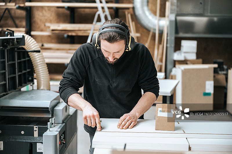 木匠师傅检查家具面板质量图片素材