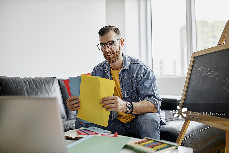 疫情期间创意老师在线授课图片素材