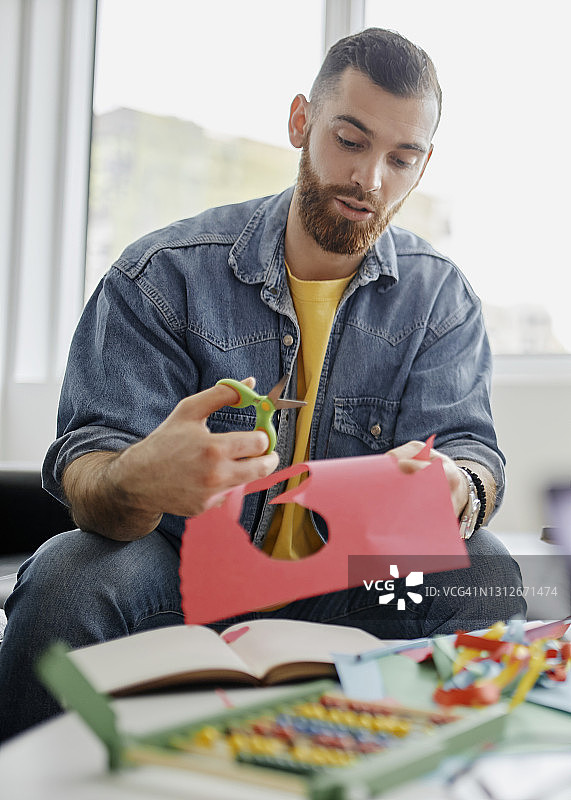男人在相机上录制vlog教育视频图片素材