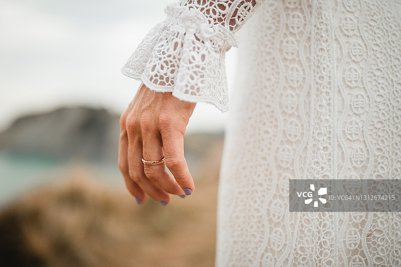新娘戴着结婚戒指的手图片素材