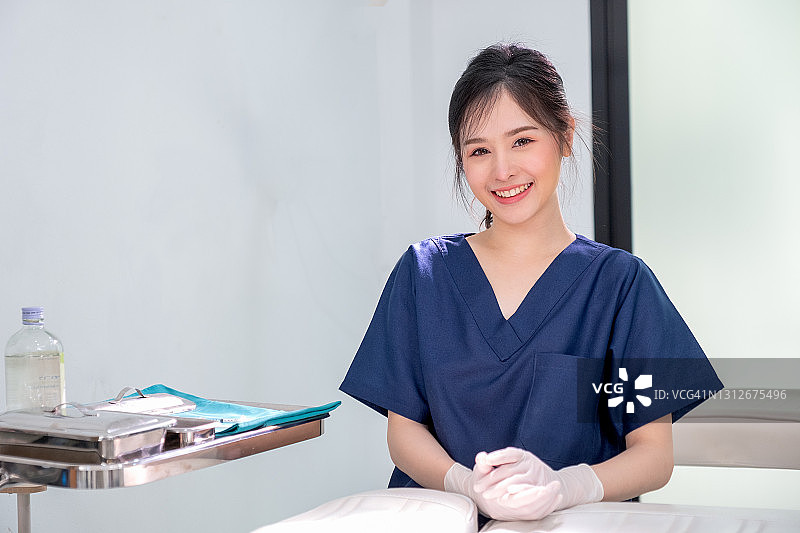 坐在美容院诊所的支持室里的亚洲护士或医生肖像图片素材