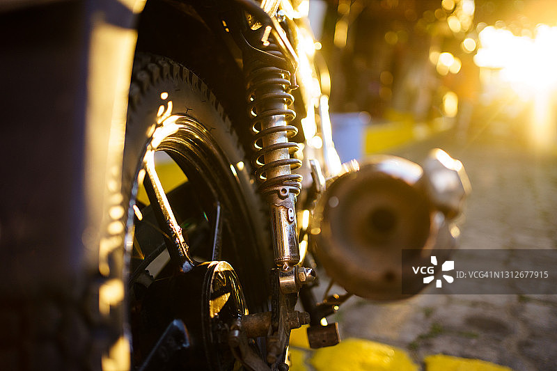 阳光照耀下的摩托车轮图片素材