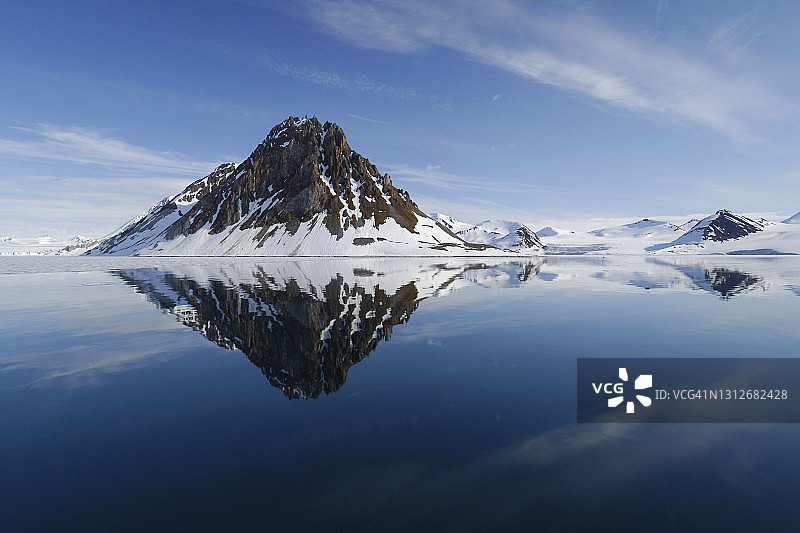霍恩松峡湾：雪山与云的倒影图片素材