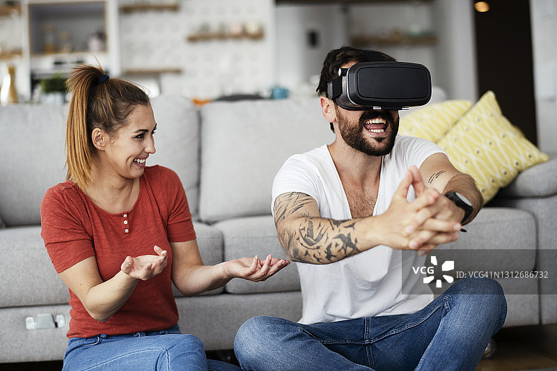 快乐的年轻情侣玩VR眼镜图片素材