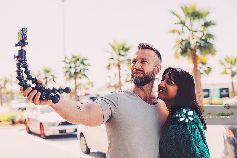 多元化情侣前往中东录制VLOG图片素材