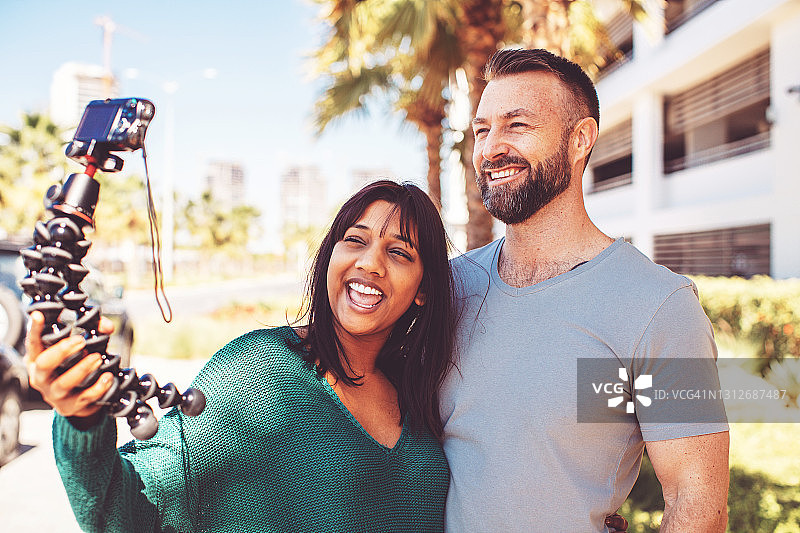 多元化情侣前往中东录制VLOG图片素材