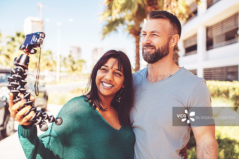 多元化情侣前往中东录制VLOG图片素材