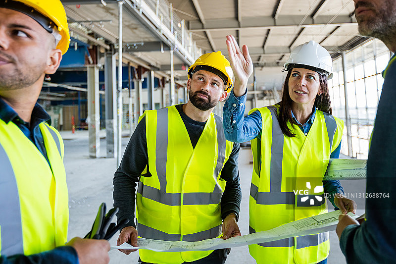 建筑师在建筑工地与团队交谈图片素材
