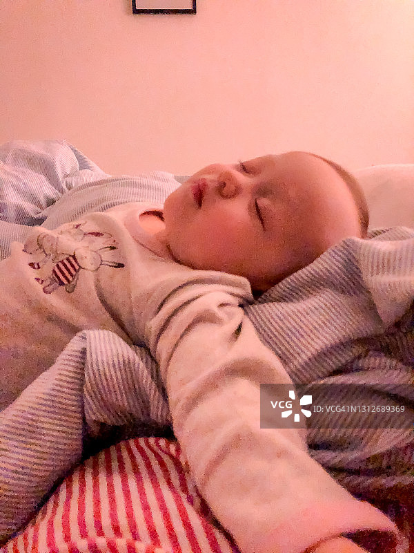 挪威奥斯陆：疲惫的宝宝的睡前时光图片素材