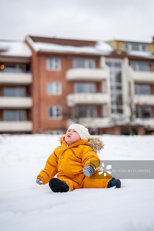 儿童在户外享受寒冷的天气图片素材