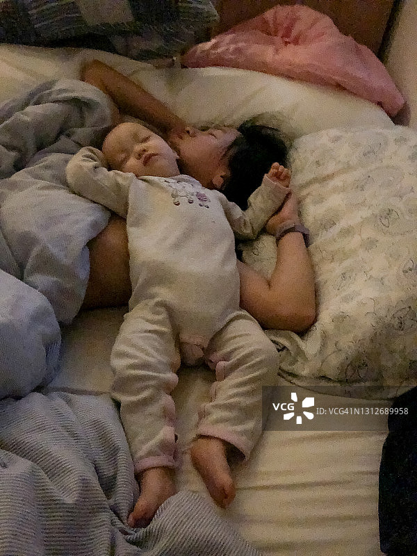 挪威奥斯陆：疲惫的宝宝的睡前时光图片素材