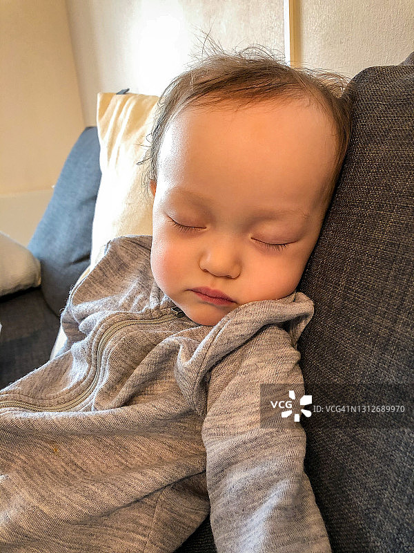 孩子在挪威奥斯陆舒适地小憩图片素材