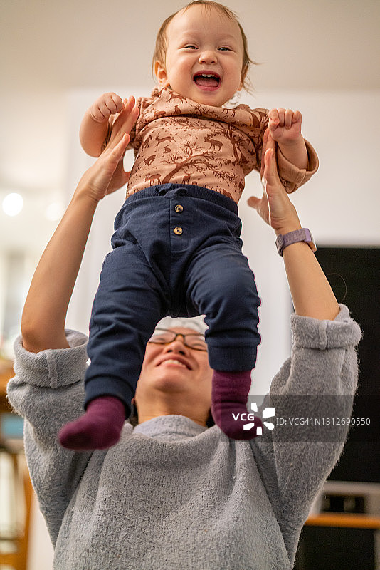 母子在家享受玩耍时间图片素材