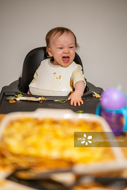孩子在家享用丰盛餐点图片素材