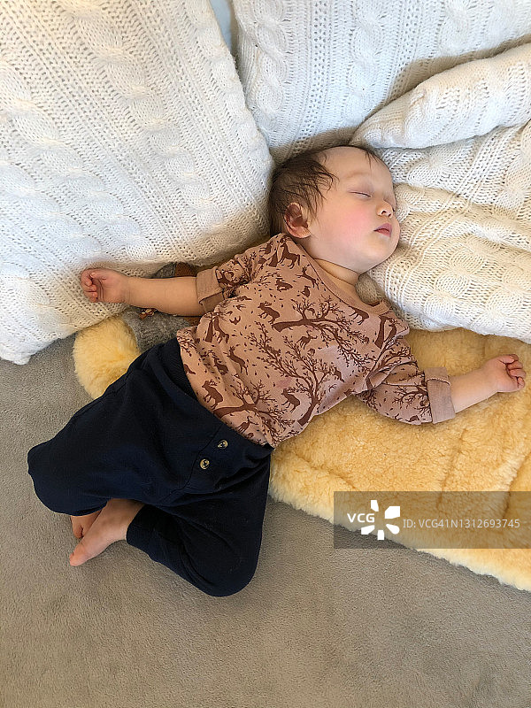 在挪威奥斯陆家中舒适睡眠的儿童图片素材