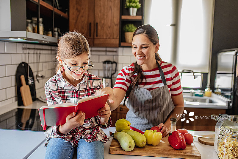 母亲和女儿在厨房里图片素材