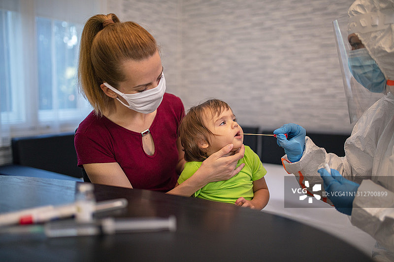 医务人员为小女孩进行口腔拭子检测图片素材