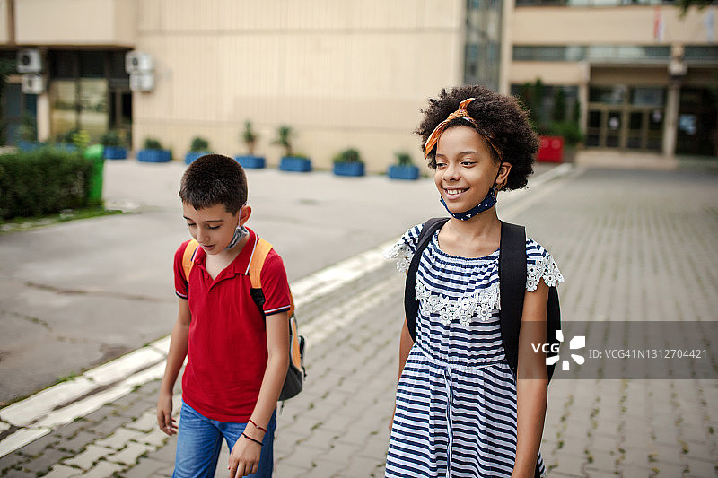 两个朋友的第一天上学日图片素材