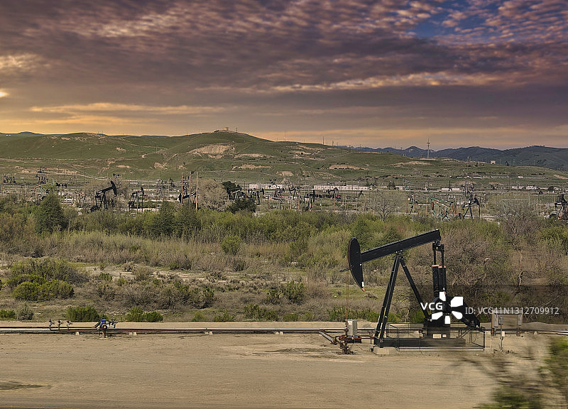 加利福尼亚州的石油井架图片素材