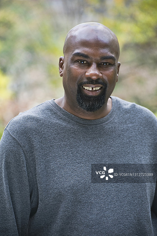 中年非裔美国男子肖像图片素材