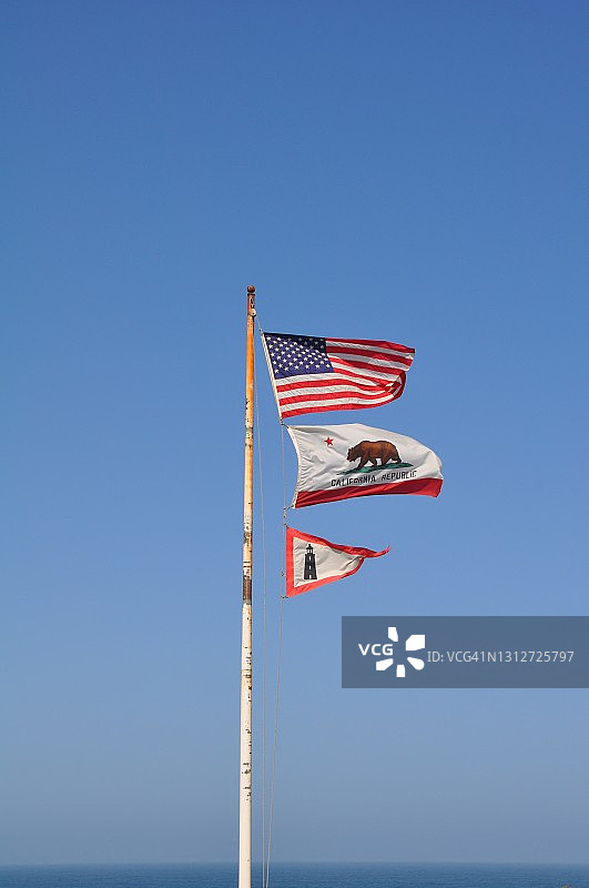 门多西诺县 Point Arena 灯塔飘扬的旗帜，正午时分图片素材