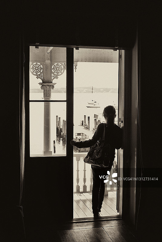 门口的女孩图片素材