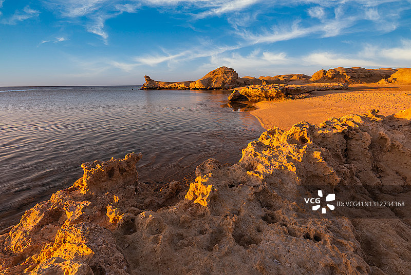 埃及红海海滩珊瑚上的美丽日出图片素材