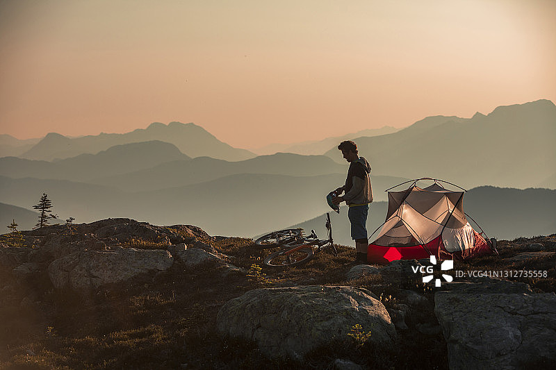 男人准备在日出时于山区骑自行车图片素材