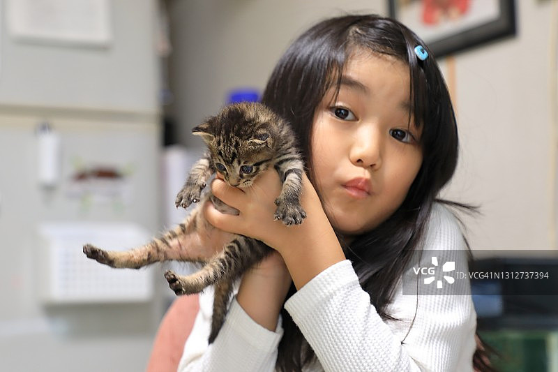 可爱的小女孩和她心爱的猫咪宠物图片素材