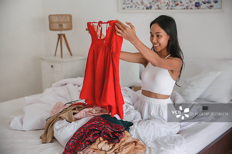 印尼妇女打包度假服装图片素材