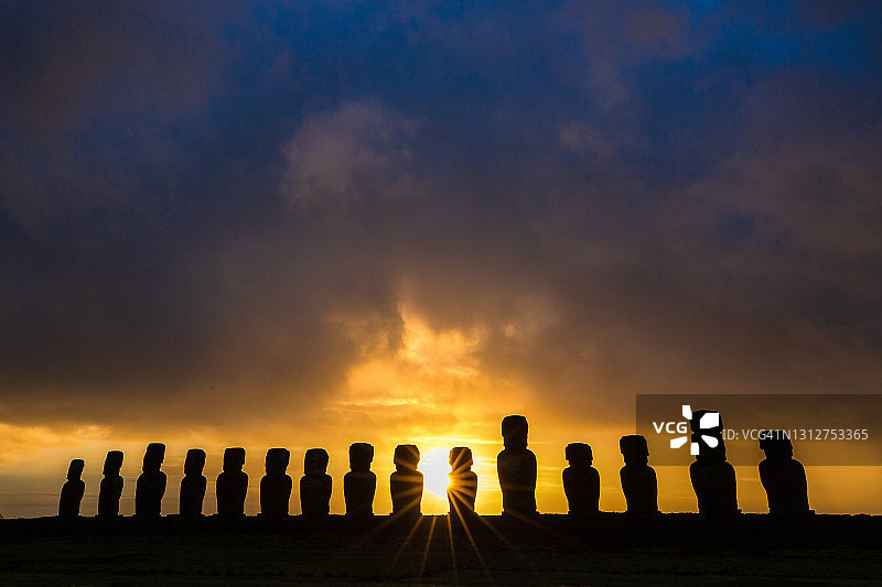 阿胡·汤加里基的摩艾雕像上的日出图片素材