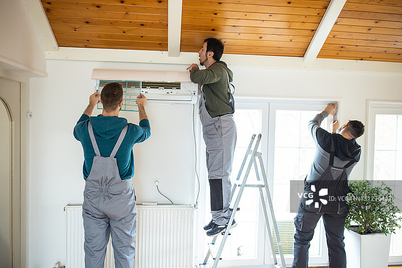 专注的维修人员在客户家中工作图片素材