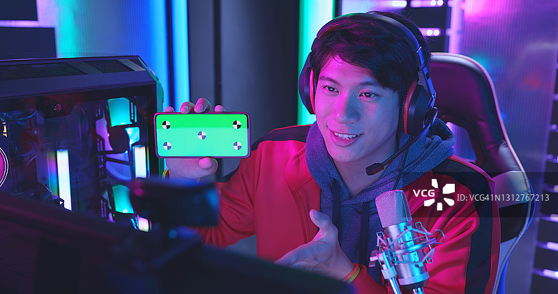 亚洲男人正在直播图片素材