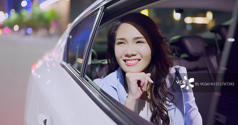 开车通勤的女商人图片素材