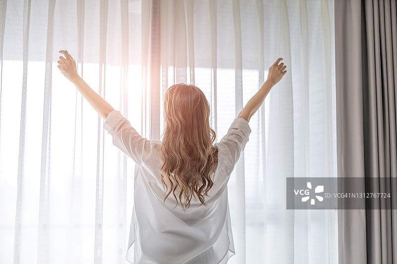 亚洲女性醒来图片素材