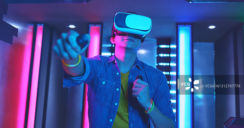 戴VR眼镜的亚洲男人图片素材